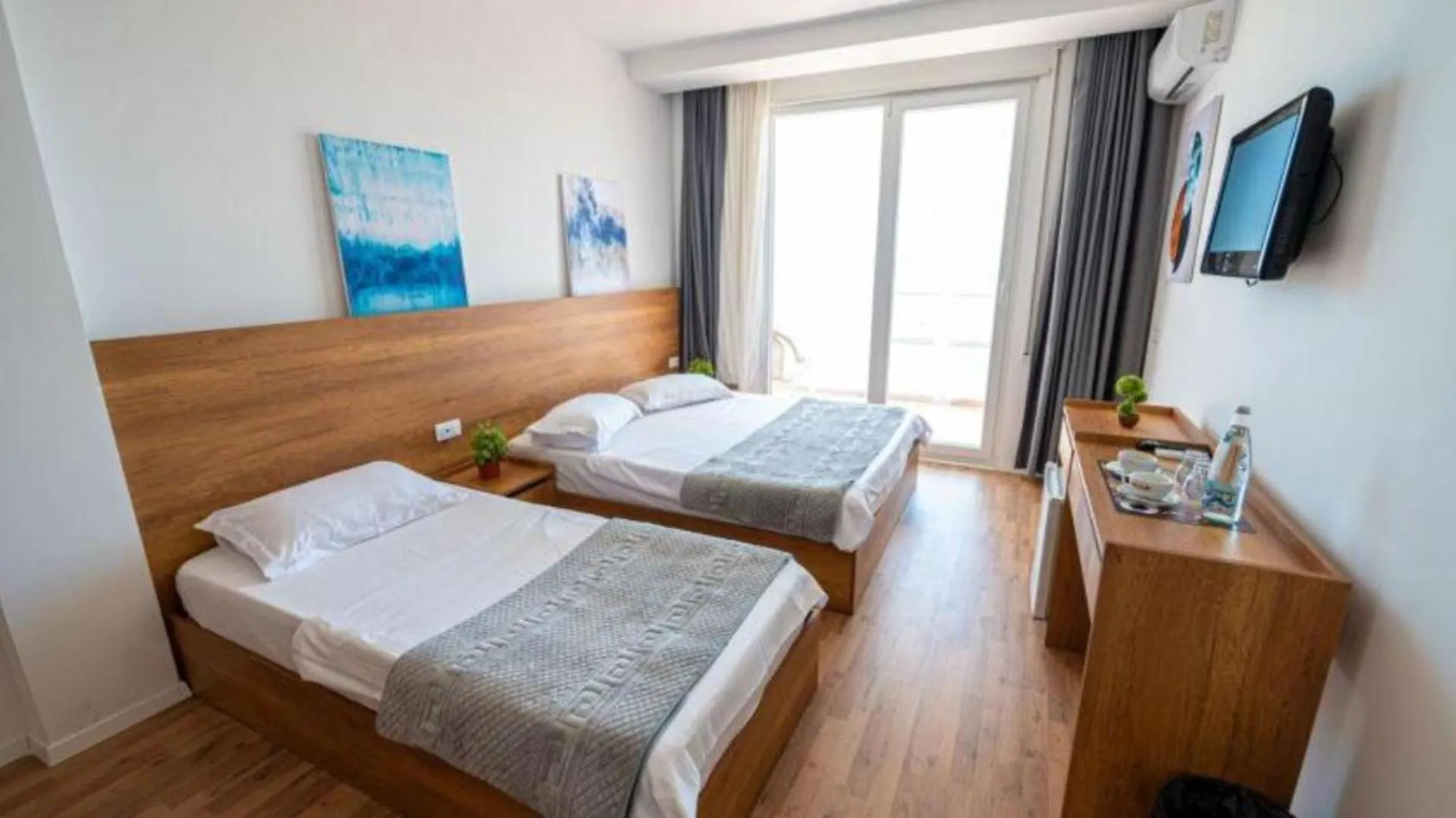 Hotel Besani Durrës 4*,