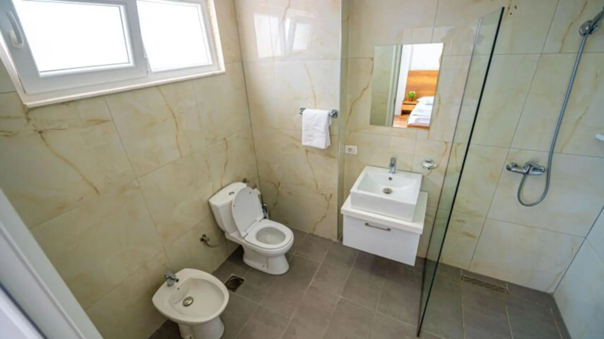 Hotel Besani Durres 4*,